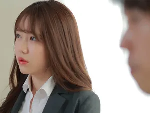 Vú em to làm buồi anh sướng bắn tinh ngập bể bơi