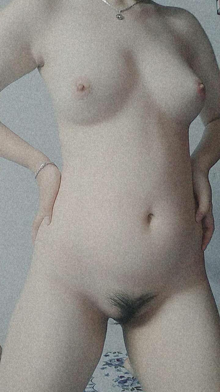 Điện thoại reo giữa chừng, người đẹp trả lời điện thoại và nói với anh ta