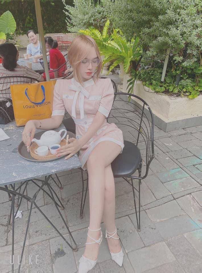 Thanh niên may mắn đi học được 2 cô bạn thân tranh nhau nện nên cậu đành húp hết